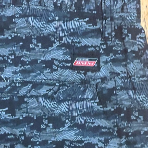 EUC- Dickies Men’s Rare Design Cargo Shorts - Picture 2 of 3